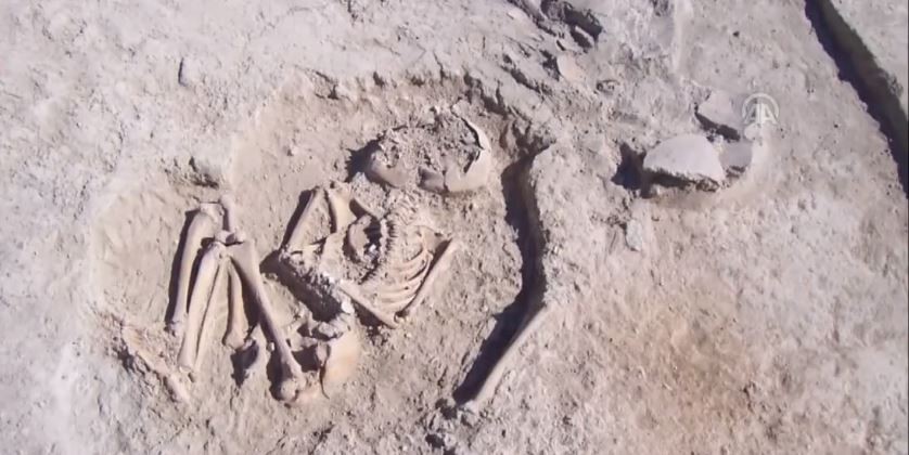 Esqueleto de criança de  5,7 mil anos encontrado na Turquia (Foto: Reprodução)