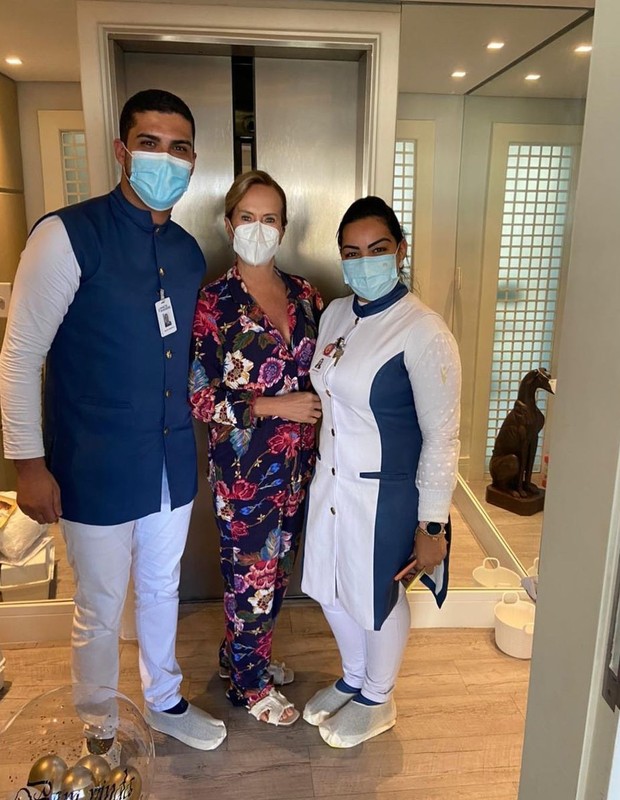 Helô Pinheiro com os enfermeiros Diego e Erika durante tratamento (Foto: Reprodução/Instagram)