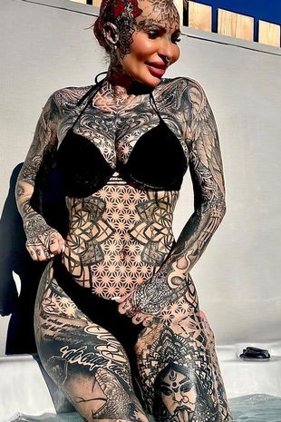 Adrianna tem mais de 96% do corpo tatuado (Foto: Reprodução/Mirror)