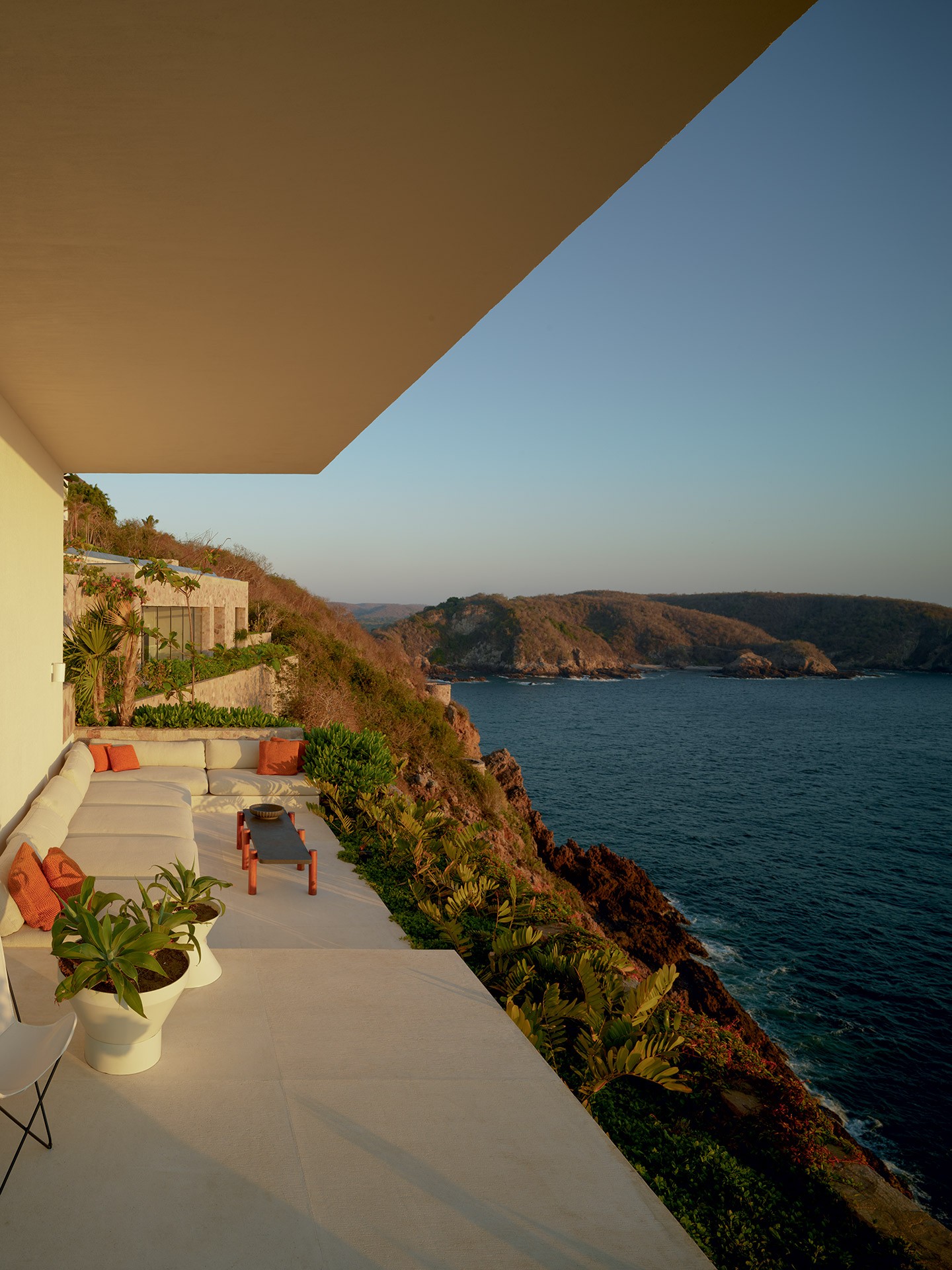 Paisajes notables, ambientes integrados y numerosas obras de arte conforman esta casa en el Pacífico (Foto: Fernando Marroquin)