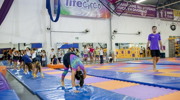 Aulas de acrobacia na LifeCirco (Foto: Divulgação)