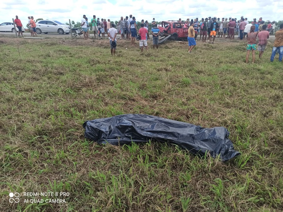 Vítimas que morreram na colisão na rodovia AL-220, em Arapiraca, eram motorista e passageiro do Uno; prefeito de Belo Monte teve apenas escoriações — Foto: BPRv