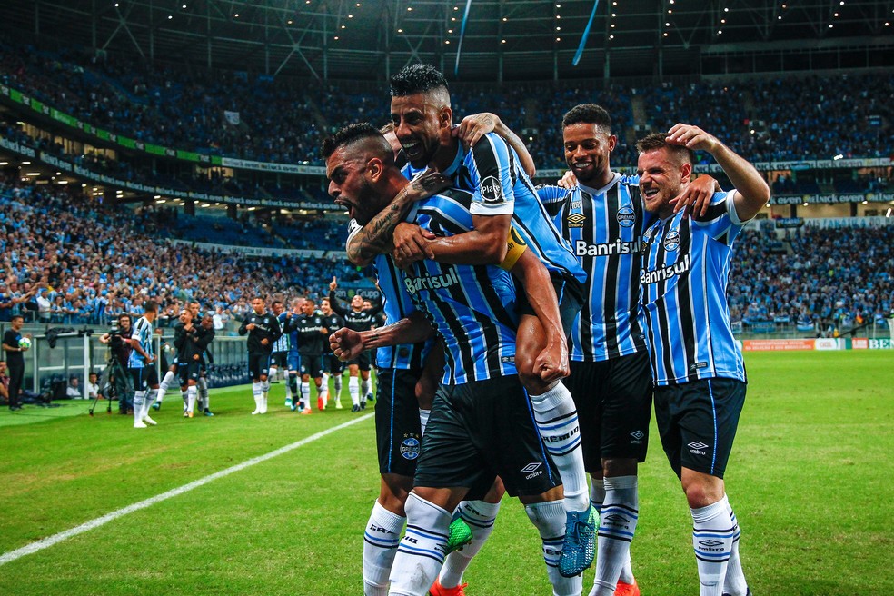 Companheiros abraçam Maicon após golaço que abriu goleada (Foto: Lucas Uebel / Grêmio, DVG)