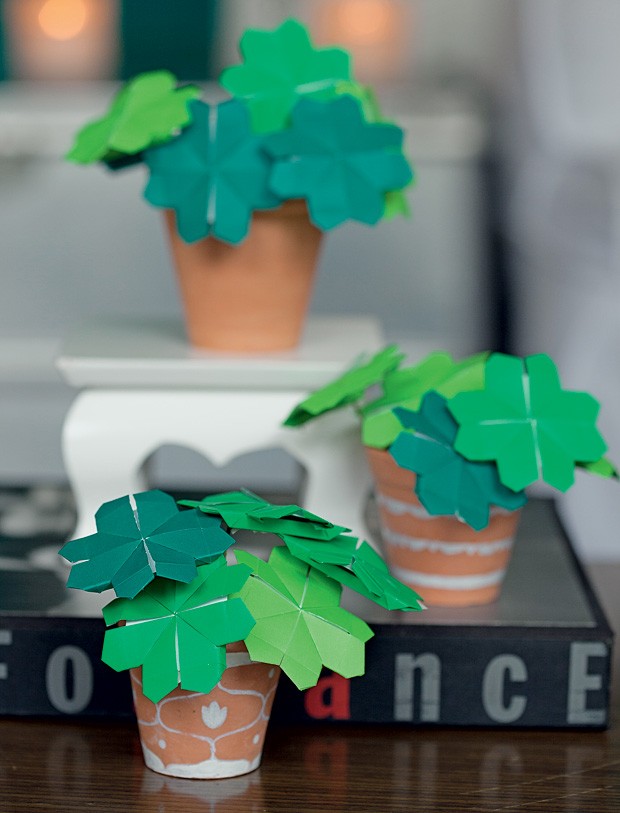 Não possui o dom da jardinagem? O que acha de criar plantinhas de papel? Na foto, foram feitos trevos de origami, mas você pode usar a sua criatividade e abusar de cores e formatos. (Foto: Cacá Bratke/Casa e Comida)