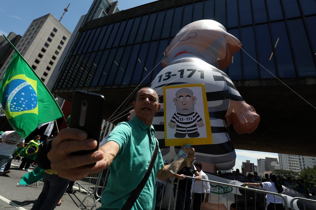 Homem tira selfie com boneco de Lula na Paulista, em São Paulo. (Foto: Marcelo Brandt/G1)