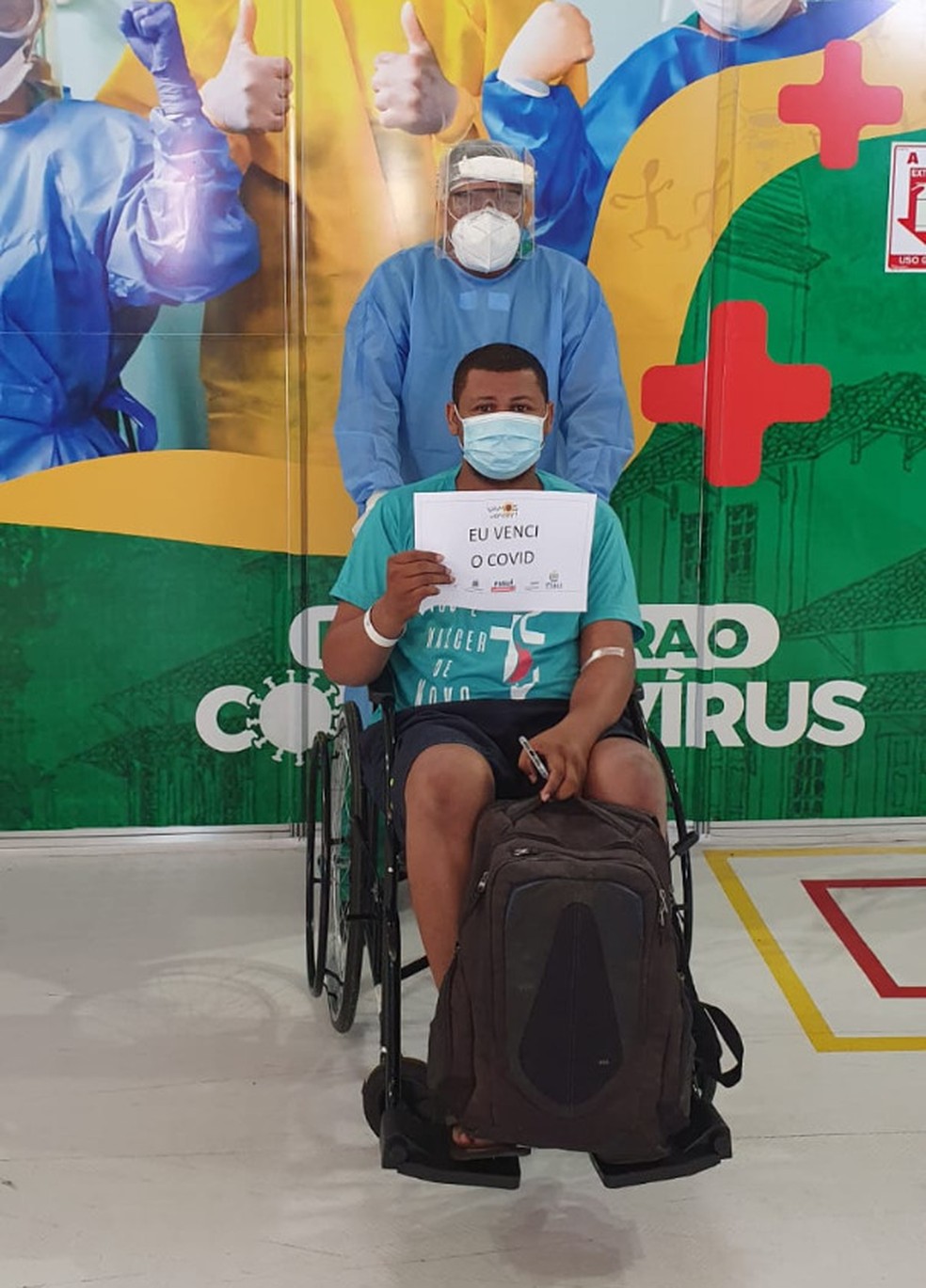 Homem de 43 anos recebe alta do Hospital de Campanha do Verdão — Foto: Divulgação/Ascom