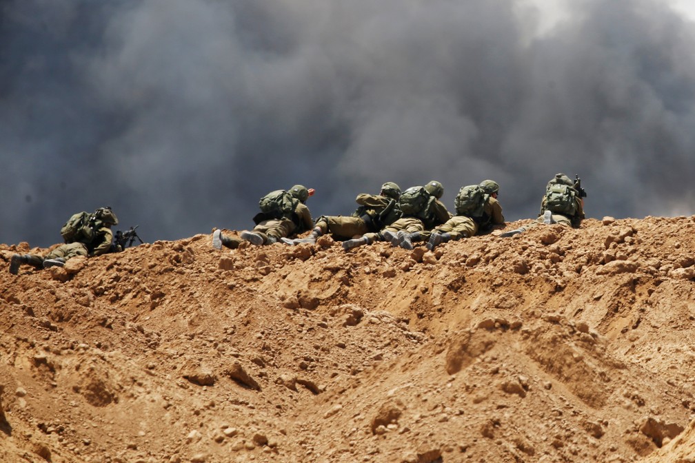 Soldados israelenses sÃ£o vistos nesta segunda-feira (14) durante confronto com manifestantes na Faixa de Gaza (Foto: Baz Ratner/Reuters)