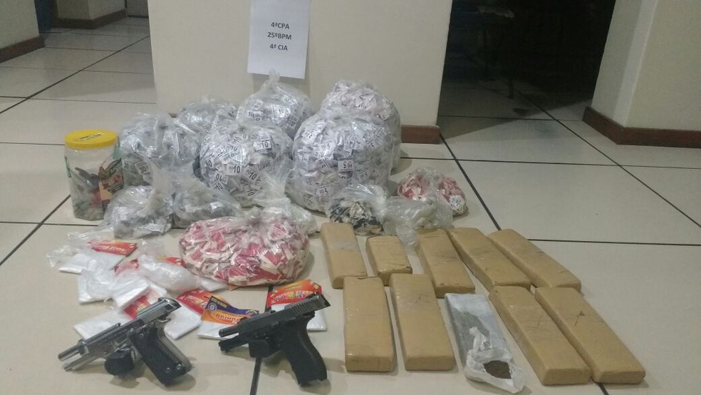 Dez tabletes de maconha e mais de cinco mil pinos de cocaína foram apreendidos (Foto: Polícia Militar/Divulgação)