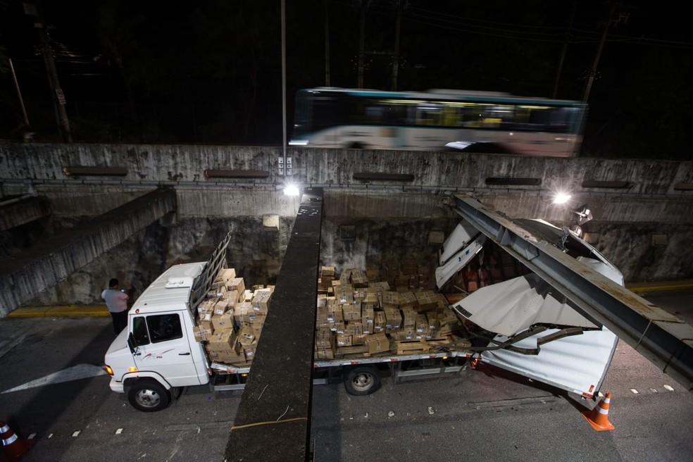 Caminhão ficou preso em túnel, em Fortaleza. — Foto: Thiago Gadelha/Sistema Verdes Mares