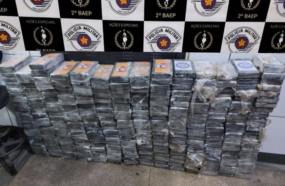 A&ccedil;&atilde;o resultou na apreens&atilde;o de cerca de 321 kg de pasta base de coca&iacute;na, divididos em 296 tijolos &mdash; Foto: Divulga&ccedil;&atilde;o/Pol&iacute;cia Militar