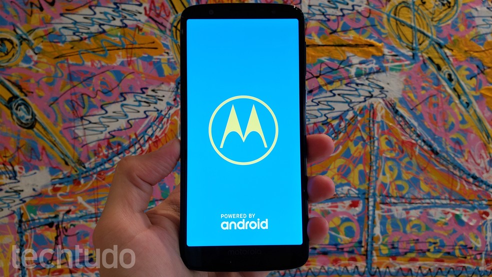 Moto G6 (foto) e Motorola One têm bateria de 3.000 mAh — Foto: Thássius Veloso/TechTudo
