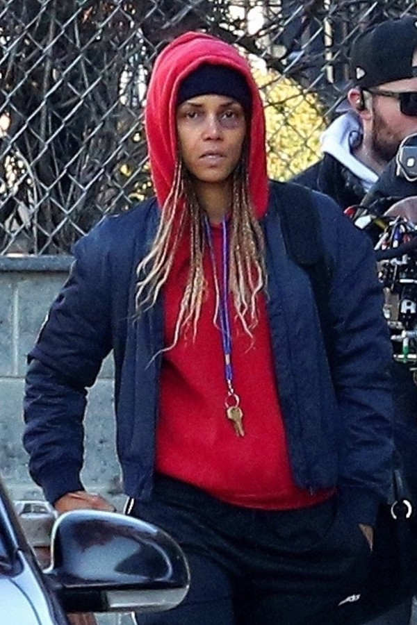 New Jersey, NJ  - Halle Berry looks rough and serious with a black eye while directing herself for her upcoming MMA movie "Bruised" filming on location in New Jersey.Pictured: Halle BerryBACKGRID USA 18 DECEMBER 2019 BYLINE MUST READ: BrosNYC  (Foto: BrosNYC / BACKGRID)