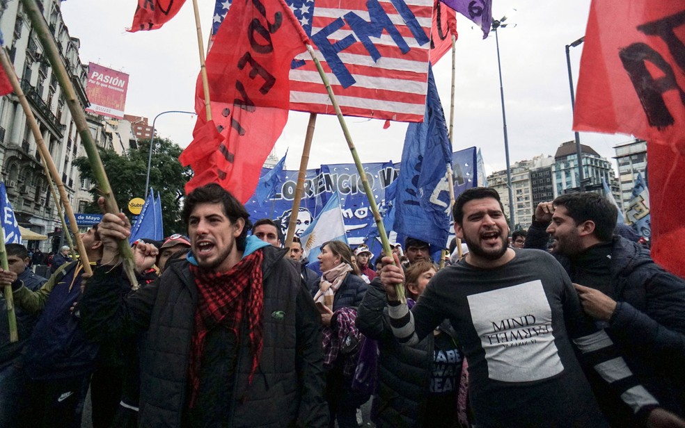 Argentinos participam de protesto contra as negociaÃ§Ãµes do governo com o FMI, em Buenos Aires (Foto: Eitan Abramovich/AFP)