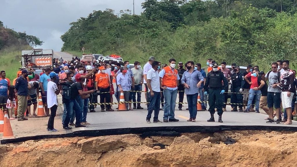 Governador Helder Barbalho avalia danos na BR-010 — Foto: Agência Pará