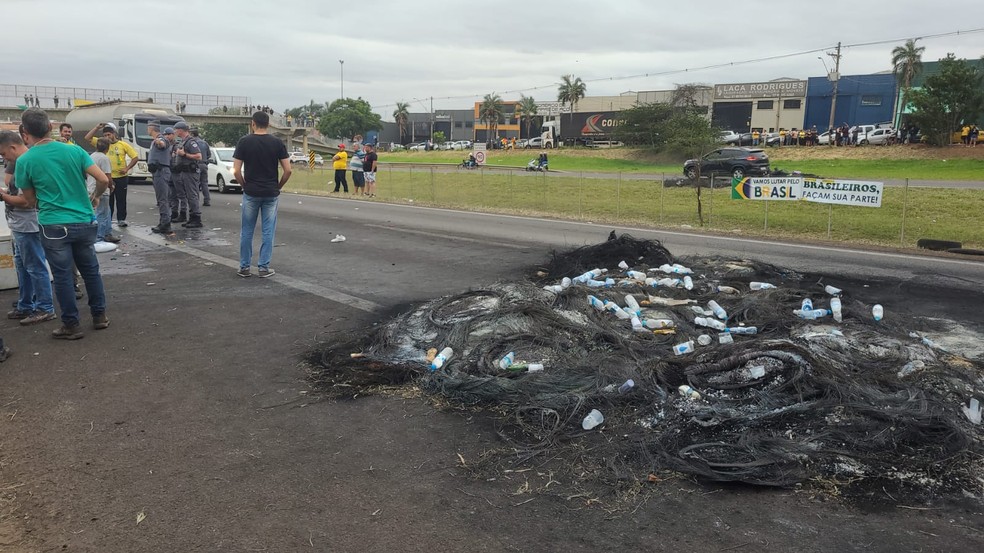 Pneus queimados no trecho da rodovia onde o atropelamento aconteceu em Mirassol  — Foto: Renato Pavarino/g1