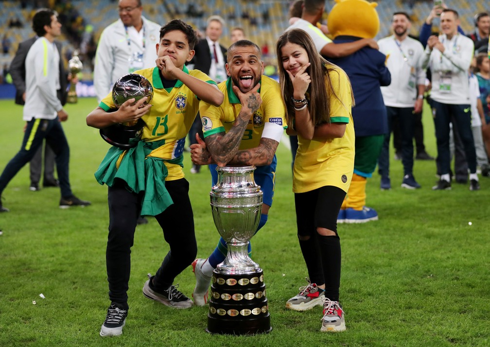 Daniel Alves filhos Brasil Peru — Foto: Ricardo Moraes/Reuters