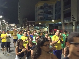 Manifestantes em Salvador iniciaram caminhada por volta das 22h (Foto: Giana Mattiazzi/TV Bahia)