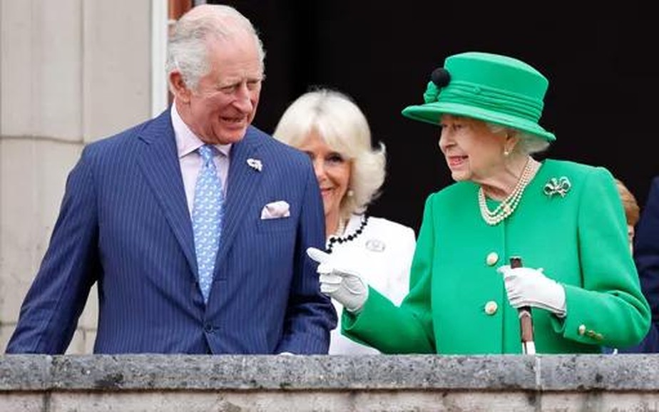 Elizabeth II pediu para Charles fazer reinado curto até os 80 anos e abdicar em favor do filho William