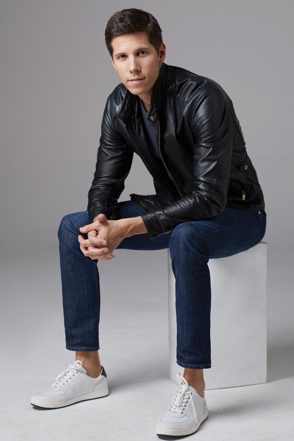 Dominique Oliver em versão uniforme de trabalho: jeans, tênis e jaqueta (Foto: divulgação)