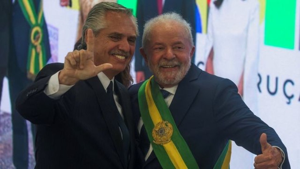 Presidente argentino na posse de Lula: país vizinho é o principal destino de produtos industriais do Brasil — Foto: Ricardo Moraes/Reuters
