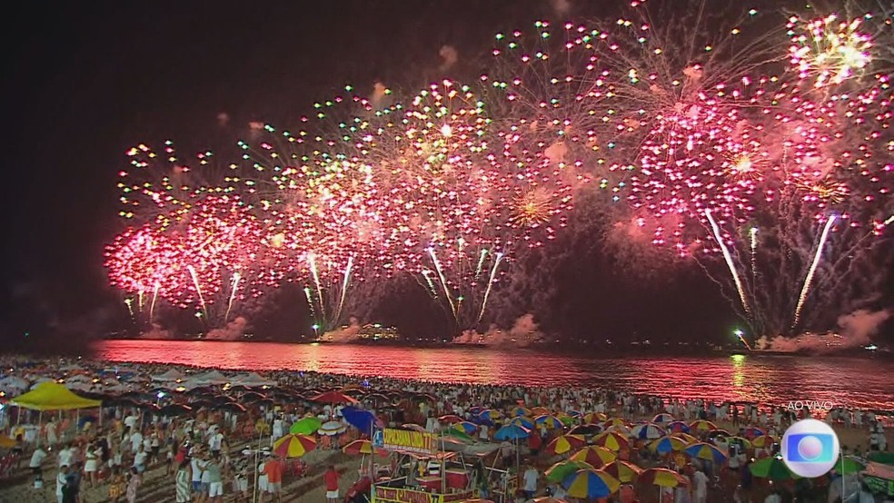 Copacabana e o show de luzes no céu — Foto: TV Globo