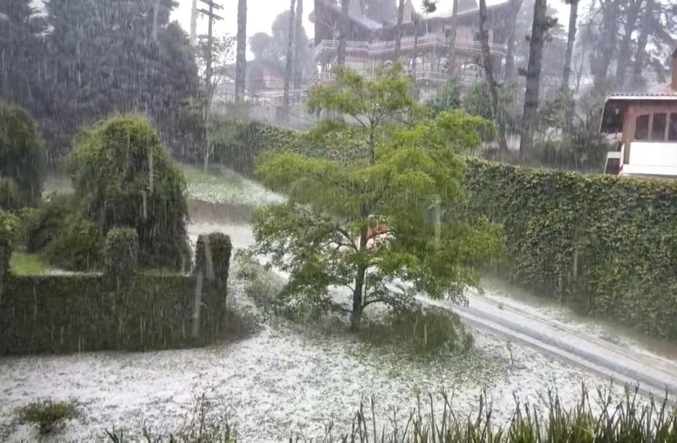 Neve em Campos do Jordão? Chuva de granizo transforma paisagem da cidade na Serra da Mantiqueira — Foto: Arquivo Pessoal