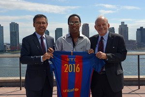Josep Maria Bartomeu, Ronaldinho Gaúcho e Anthony Lake, diretor-executivo do Unicef, em Nova York  (Foto: EFE)