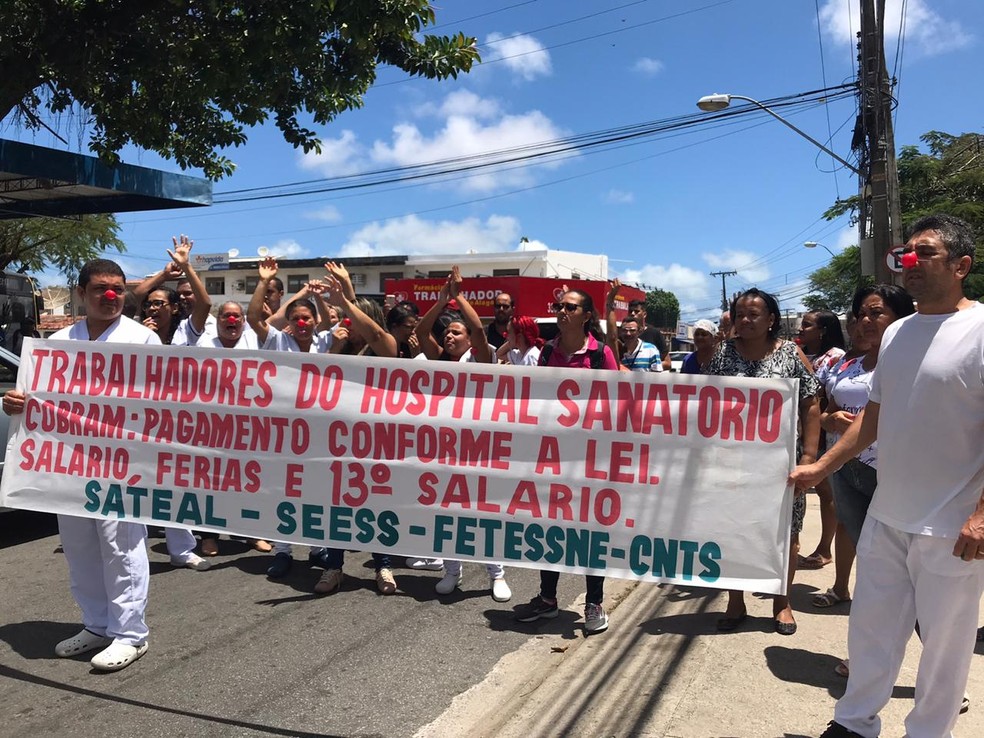 Funcionários do Sanatório protestaram nesta quinta-feira (14) em frente ao hospital — Foto: Patrícia Machado