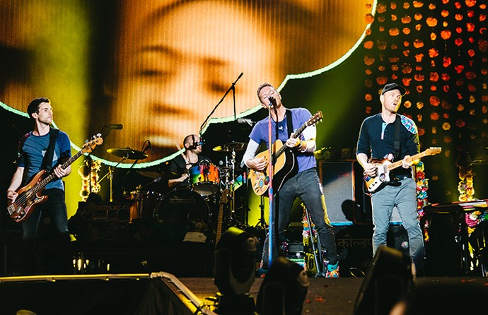 No show, Chris Martin se movimentava em três palcos para ficar colado às fãs (Foto: Breno Galtier / T4F)