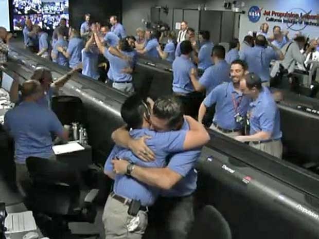 Controladores da missão espacial festejam o pouso do Curiosity em Marte. (Foto: Reprodução / Nasa)