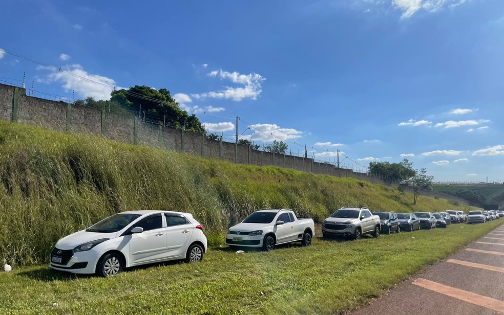 Veículos estacionaram de maneira irregular no Anel Viário Sul, em Ribeirão Preto, SP, para ter acesso à Agrishow — Foto: Andrielly Ferro/CBN Ribeirão