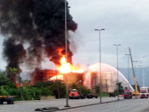 Incêndio ainda atinge um tanque de combustível em Santos, SP (Foto: Rafaella Mendes/G1)
