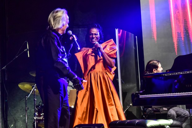 Karin Hills cantando com João Carlos Martins (Foto: Leo Franco / AgNews)