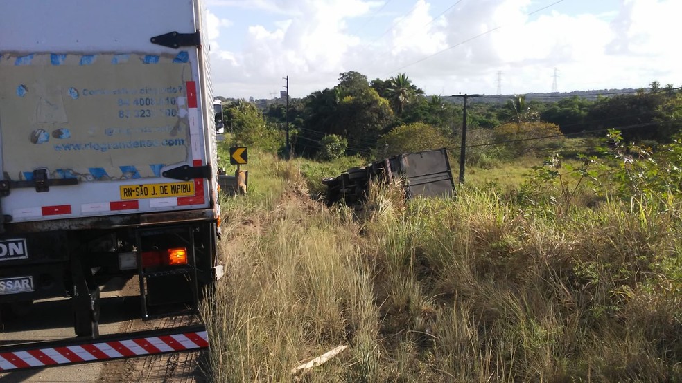 Outro acidente com caminhão foi registrado nesta manhã na BR-101, na Paraíba — Foto: Antônio Vieira/TV Cabo Branco