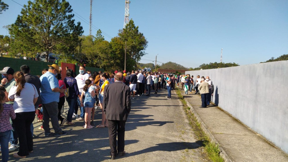 Moradores foram até o estádio municipal de Tapiraí para ver o presidente Jair Bolsonaro — Foto: Pâmela Ramos/G1