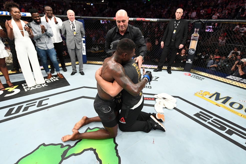 Israel Adesanya presenteia seu treinador com o cinturÃ£o do UFC â?? Foto: Getty Images
