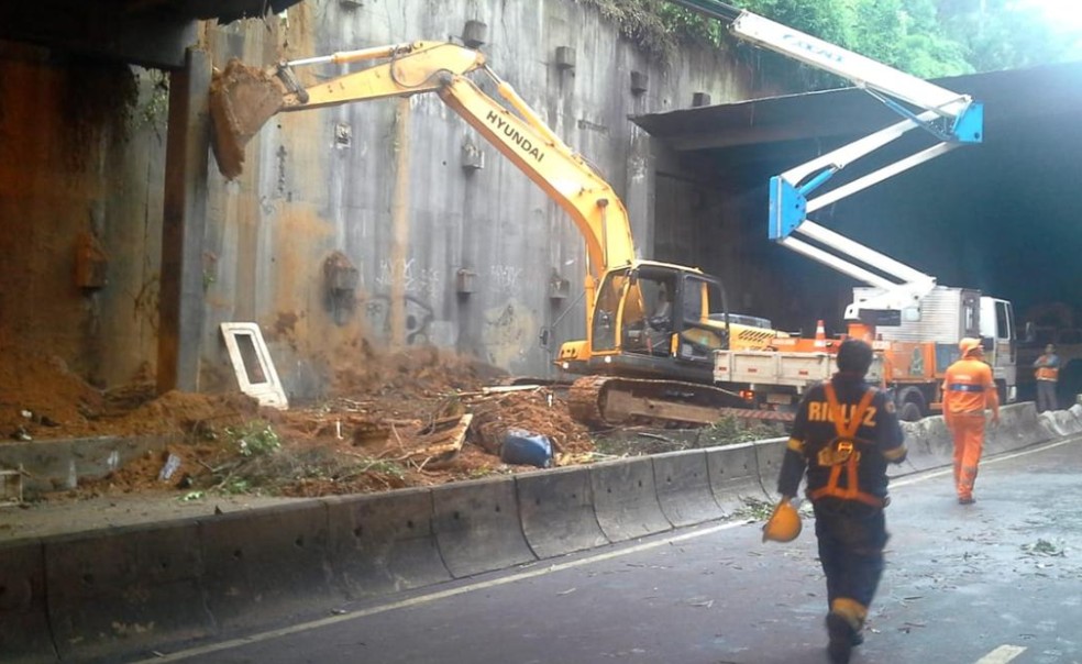 Prefeitura trabalha no túnel na tarde deste sábado (18)   — Foto: Reprodução/Centro de Operações 