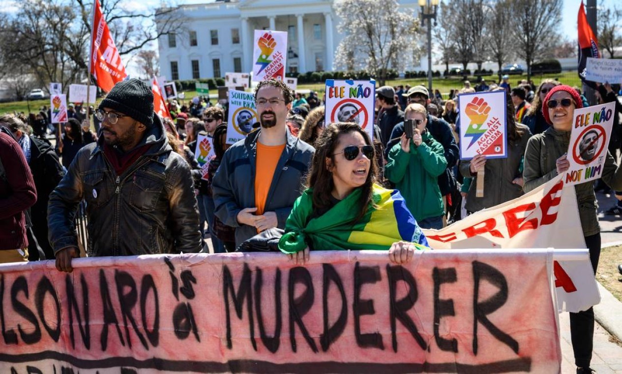 Em 17 de março, Bolsonaro foi recebido por manifestantes na Casa Branca, em Washington, EUA, na primeira visita oficial como presidente  — Foto: Eric Baradat / AFP