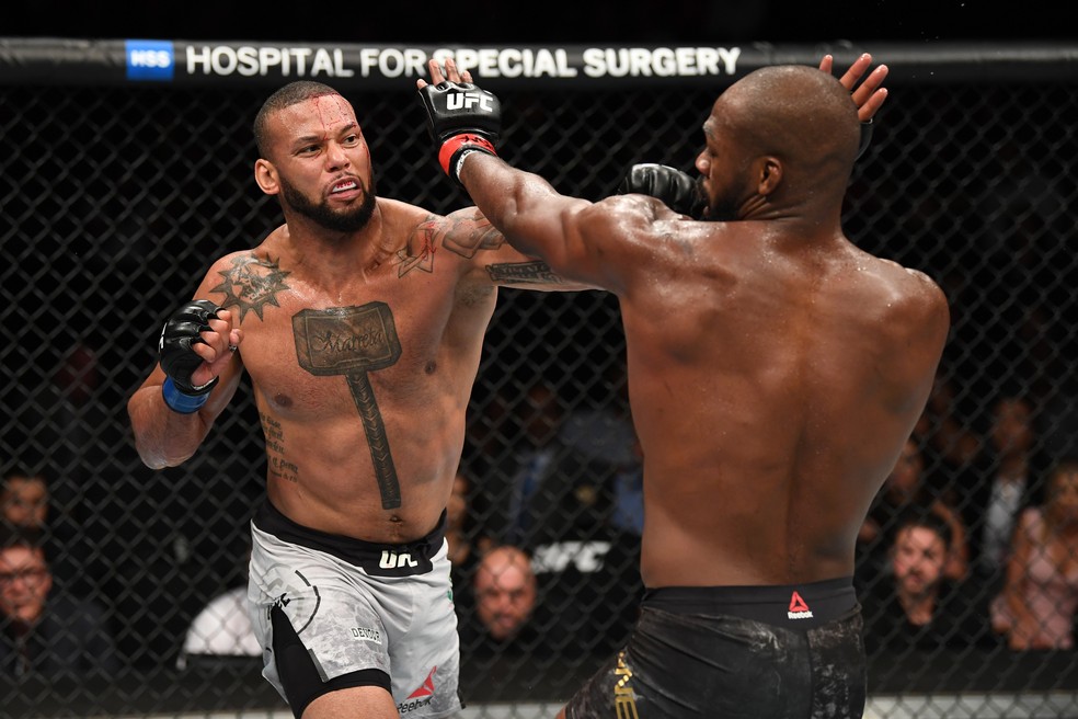 Thiago Marreta (esq.) golpeia Jon Jones na luta principal do UFC 239 — Foto: Getty Images