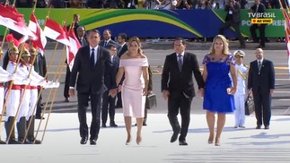 Bolsonaro subiu a rampa do Planalto acompanhado da mulher, Michele, e do seu vice, Hamilton Mourão — Foto: Reprodução