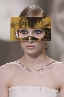 Dior: Máscara metalizada. (Foto: Imaxtree)