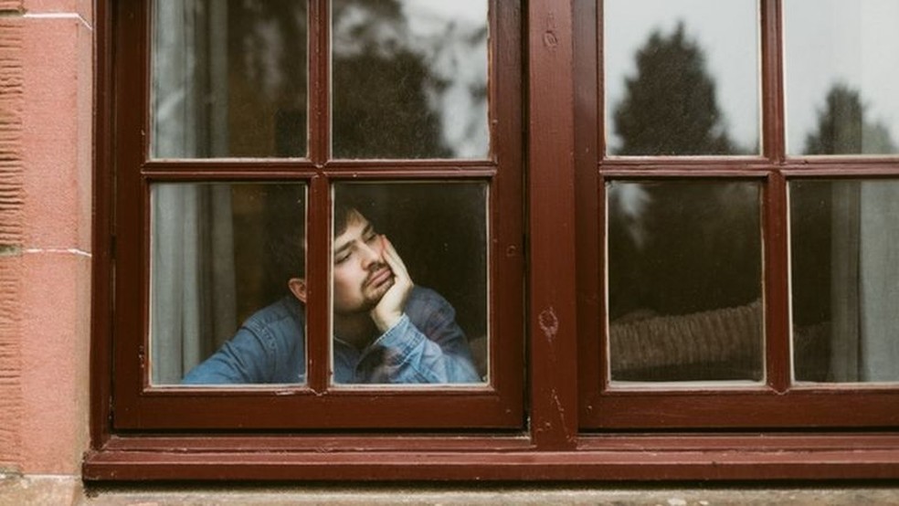 Especialistas apontam que, até certo ponto, é esperado sentir-se mal, triste, nervoso ou estressado diante de tantas mudanças provocadas pela pandemia. O problema é quando esses sentimentos perduram por dias (ou semanas) e atrapalham as atividades diárias — Foto: Getty Images via BBC