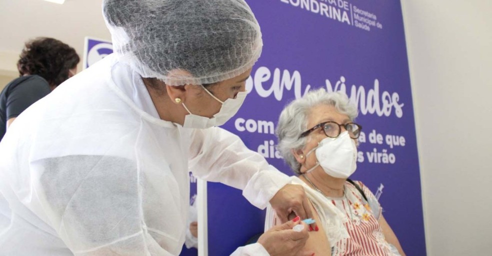 Idosa recebe dose de vacina contra a Covid-19, em Londrina — Foto: Gustavo Tacaki/Prefeitura de Londrina