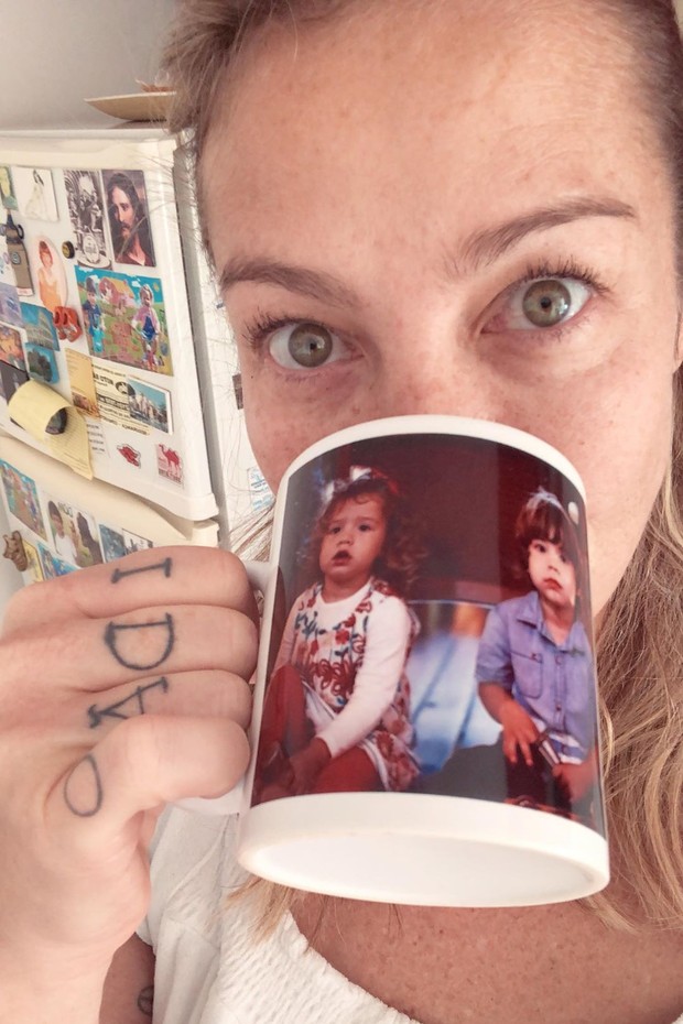 Sem make, Piovani toma café da manhã em caneca com foto de seus filhos (Foto: Reprodução/Instagram)