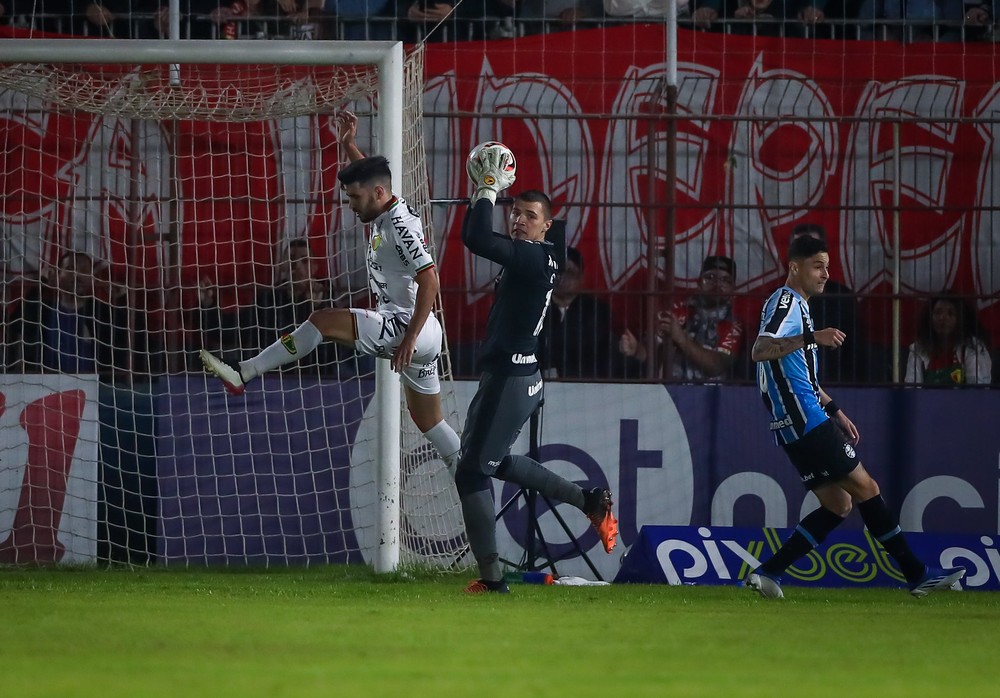 Grêmio de Roger Machado se acomoda com novo empate fora de casa