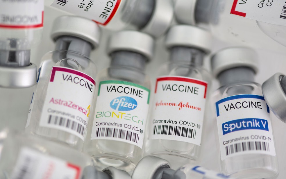 Ampolas de vacinas contra Covid 19 de diferentes fabricantes em foto ilustrativa de 2 de maio — Foto: Reuters/Dado Ruvic/Illustration