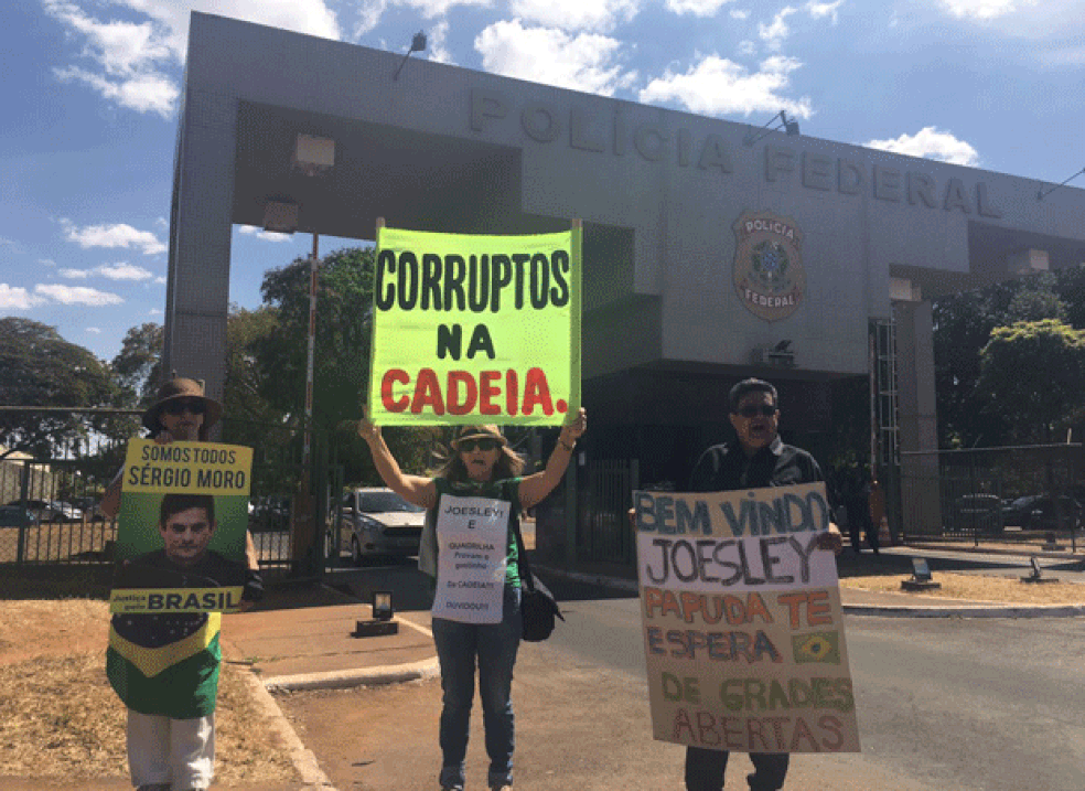 Manifestantes esperam Joesley e Saud na entrada da superintendência da PF, em Brasília (Foto: Alessandra Modzeleski)