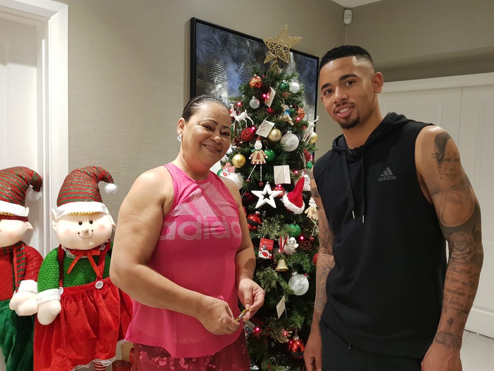 Gabriel e Dona Vera: mãe é responsável por toda a decoração de Natal — Foto: Helena Rebello