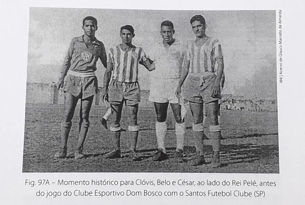 Pelé em jogo de Santos em Cuiabá, em 1965 — Foto: Registro do livro de José Augusto Tenuta
