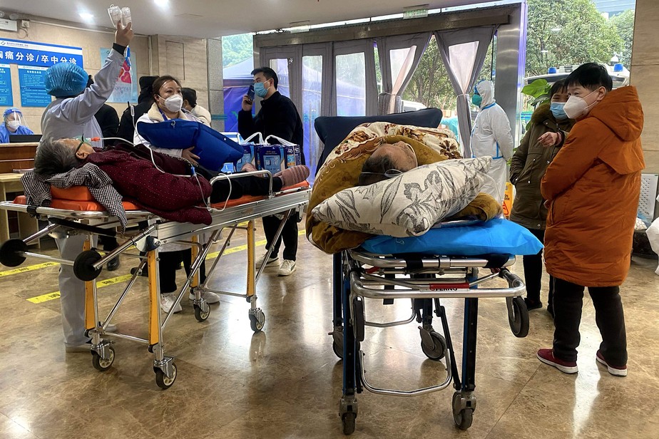 Pacientes com Covid-19 em macas na ala de emergência do Primeiro Hospital Afiliado da Universidade de Medicina de Chongqing, no centro da China